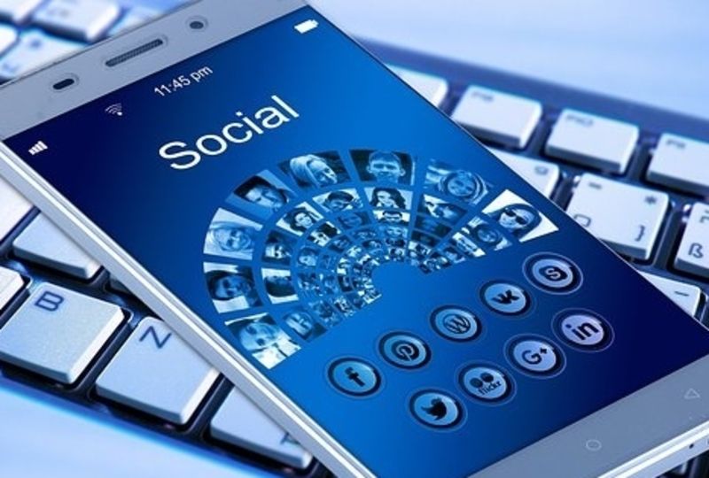 mobile social media