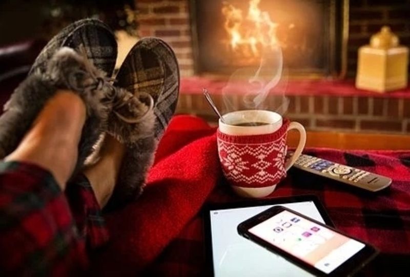 A girl has his holidays in a lounge with caffe and phone
