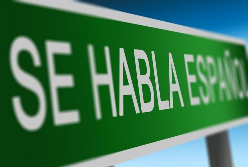 Road sign that says se habla español - Spanish is spoken