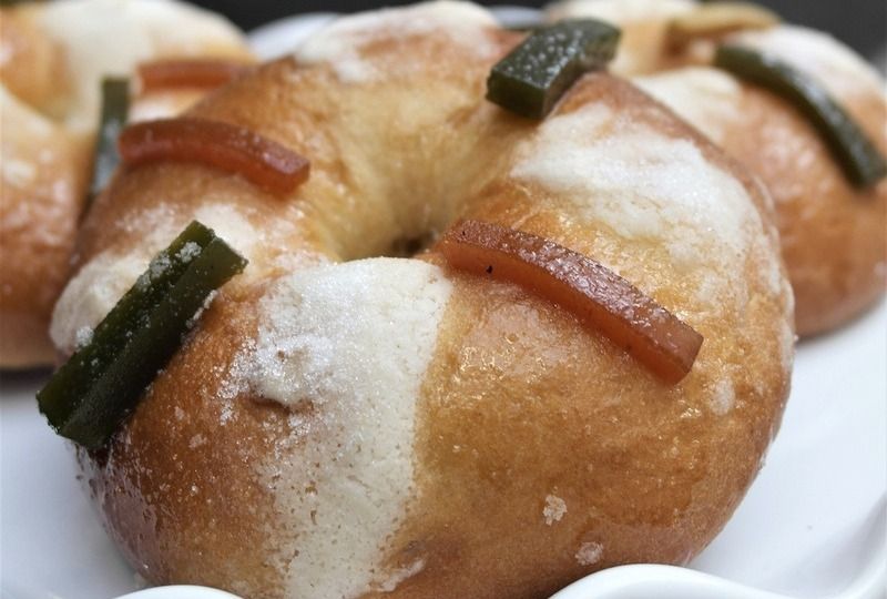 A close up image of Rosca de Reyes, a sweet Latin American bread