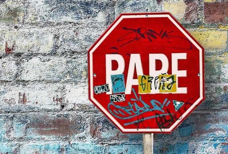 A stop sign that says 'pare' or stop in Spanish