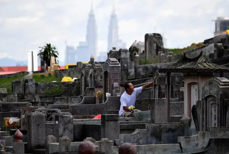 Paying respect to ancestral tomb